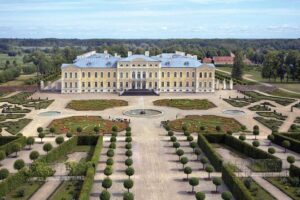 Group Day trip to Rundale Palace, Hill of Crosses & Bauska Castle - Getting picked up at 9:00 and how the day actually unfolds