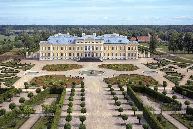 Group Day trip to Rundale Palace, Hill of Crosses & Bauska Castle - Getting picked up at 9:00 and how the day actually unfolds