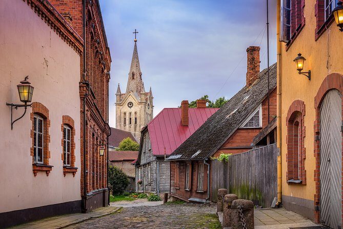 Road Trip to Cēsis, Līgatne, Āraiši and Sigulda - All Inclusive - Cēsis Medieval Castle and Riekstu Hill: Crusaders, Siege, and Stone Ruins
